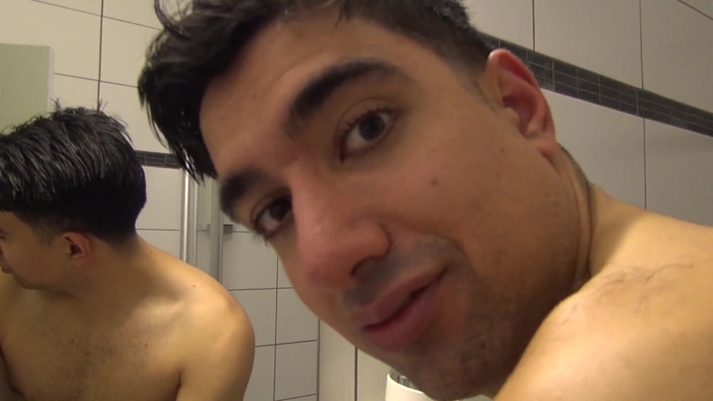 Cumbizz: Canedische milf fokt gangbang
