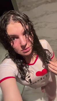 Mooi transmeisje zuigen onder de douche