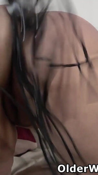 chanki paripakv anett dildo vhip ke saath apni karine se chhantni vaali choot ko khush karti hai