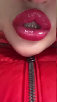 Aptal kadın kılıklıma dönüş - lip - findom goaldigger tarafından güzel yüze takıntılı klip için emiyor