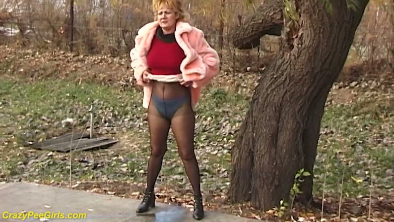 Crazy pee girls: Une femme en nylon fait pipi dans la rue
