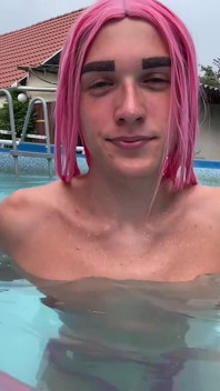 Joacă și înot în piscină