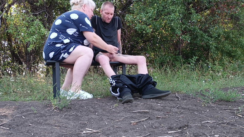 Zona901: Um vizinho em um parque masturba meu pau até eu...