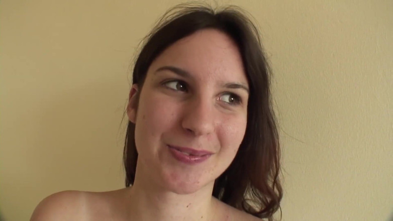 Toy Sluts: Amatorskie brunetka pokazuje swoje rzeczy