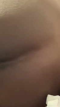 Brood clips op zijn kontlippen als een riem - dj buttpussy