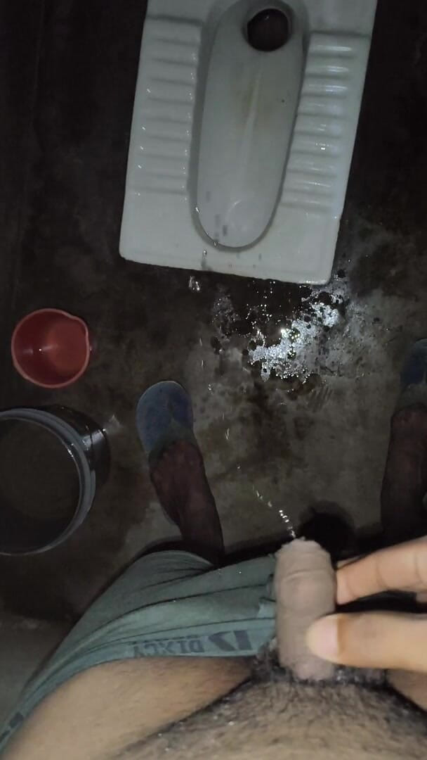 Indi archie: Indisk liten kuk pojke ryck medan pissar heta videor