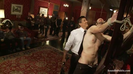Partygoers slår och skallen knullar en big dick stud i bondage.