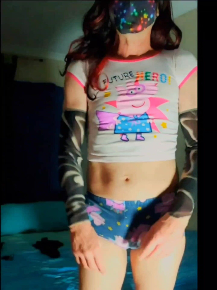 Lizzaali: Залазити на мою ванну оголеною і кінчити в моїх крихітних шортах розміром 8