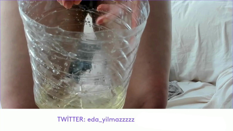 turk_milf_porno: Đi tiểu - mở miệng ra - lấp đầy tất cả trong miệng...