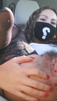Masturbace v autě a obrovský orgasmus z velkého černého péra