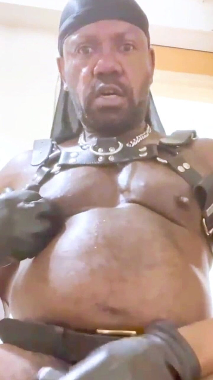 Black mature kinky muscle: 性感的大黑屌皮袜高潮