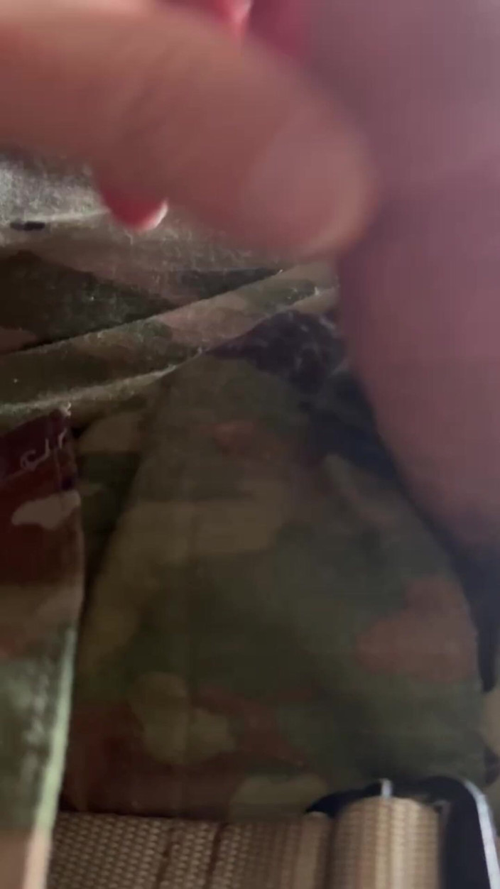 Gay Soldier Stuff: Armeesoldat wichst in einigen plaidigen Boxer-Shorts unter seiner uniform mit 2...