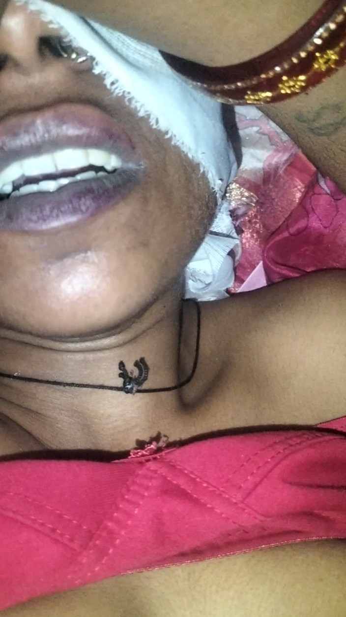 Desi kutiya: Desi vesnická Bhabhi si užívá tvrdý sex
