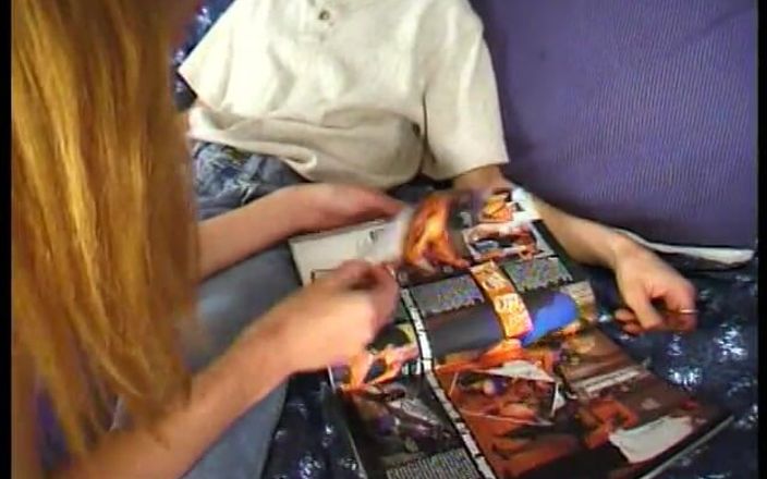 Cumming Soon: Lusty faculdade menina com peitos pequenos e flaming Cabelo de...