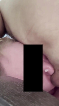 La moglie gelosa ha fatto trapelare il video casalingo del marito in cui scopa nella bocca di uno studente. Mangiare sperma