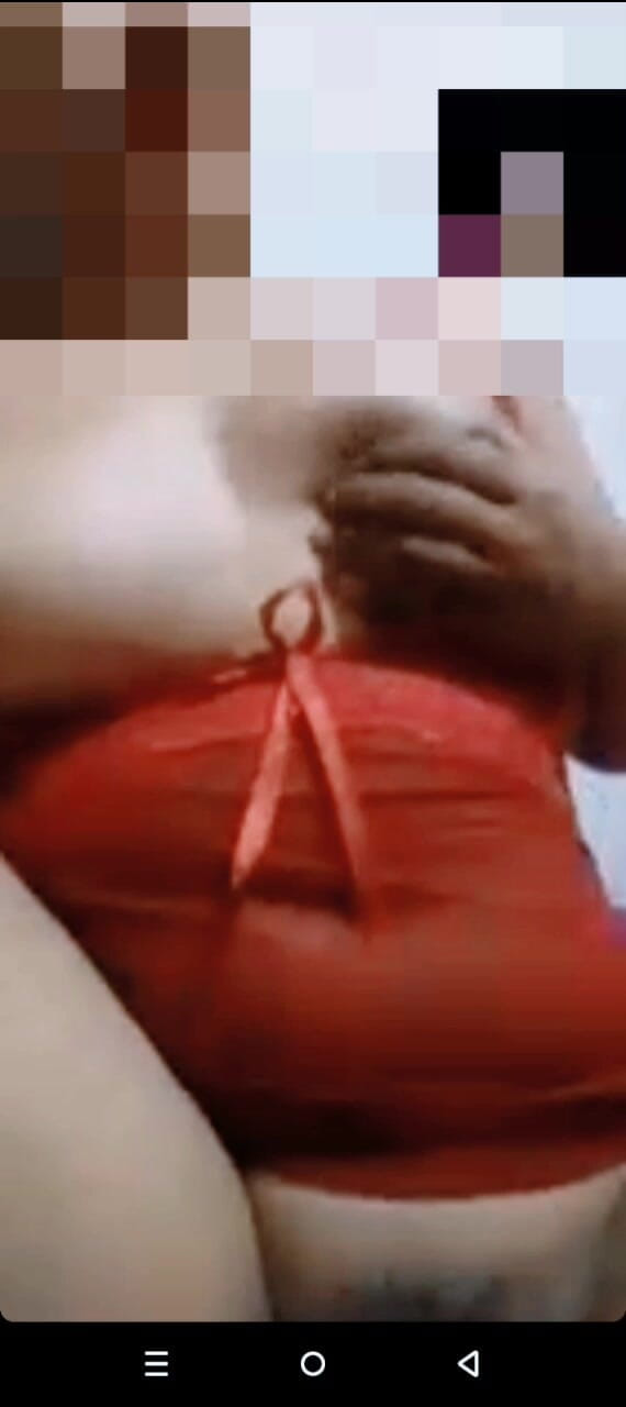 Astriana88: "Я не ожидал! Жена соседа послала шаловливый VC, пока ее муж был далеко - размытое лицо, но горячее тело!"