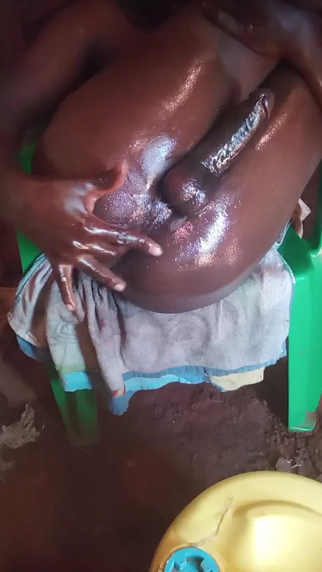 Sexyjayla254: Acariciando mi gran polla negra aceitada hasta que me corro...