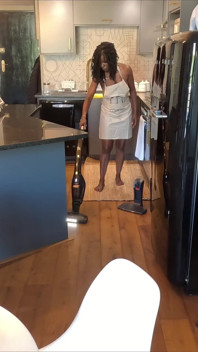 De schort-affaire - sexy milf krijgt haar kutje proeverij als cheesecake
