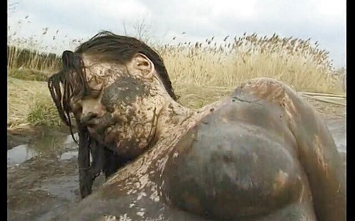 Horny Two really wet MILFs: Gadis gemuk digagahi di luar ruangan di lumpur