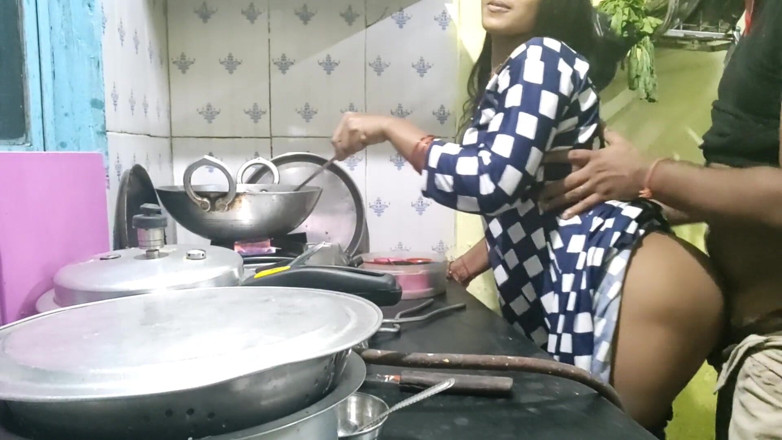 Mumbai Ashu: Quente indiana menina Kichen sexo
