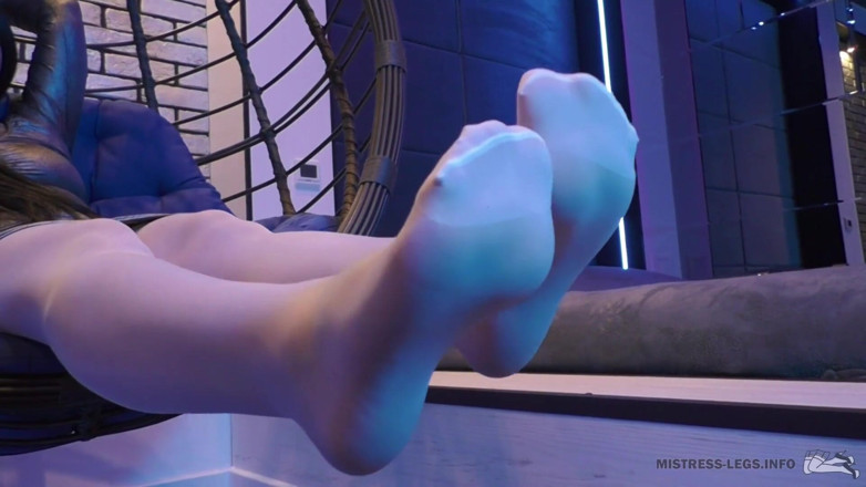 Mistress Legs: Le gambe della padrona in collant bianchi e trans