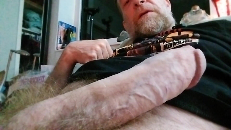 Hairyartist: Pop geeft je zijn dikke pik