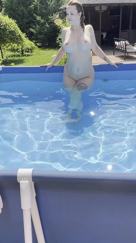 Venkovní hraní u bazénu