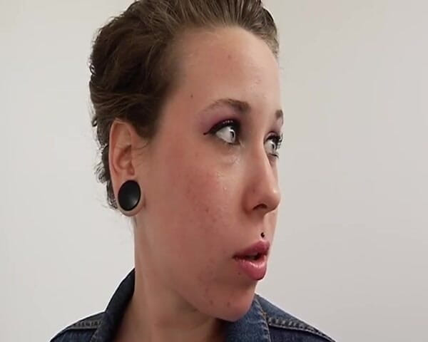 Filles Francaises: タトゥー入りのフランスのスラットが激しいアナルセックスの後に精液を食べる