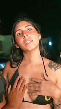拉丁女郎自慰并吮吸对方的脚趾