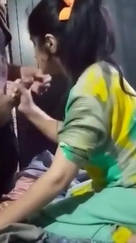 Cumnata pakistaneză singură acasă