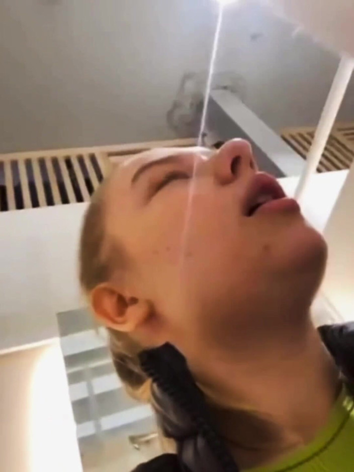 JuiceLussie: Procházka s vibrátorem v kundičce