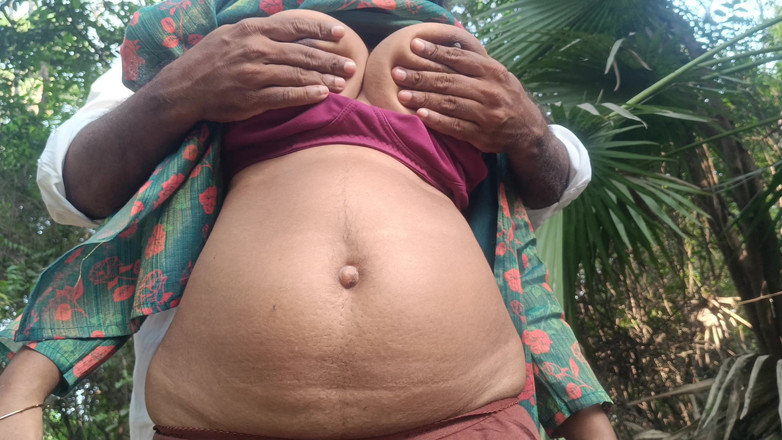 Pushpa studio: Vysokoškolačka venkovní sexy šukání