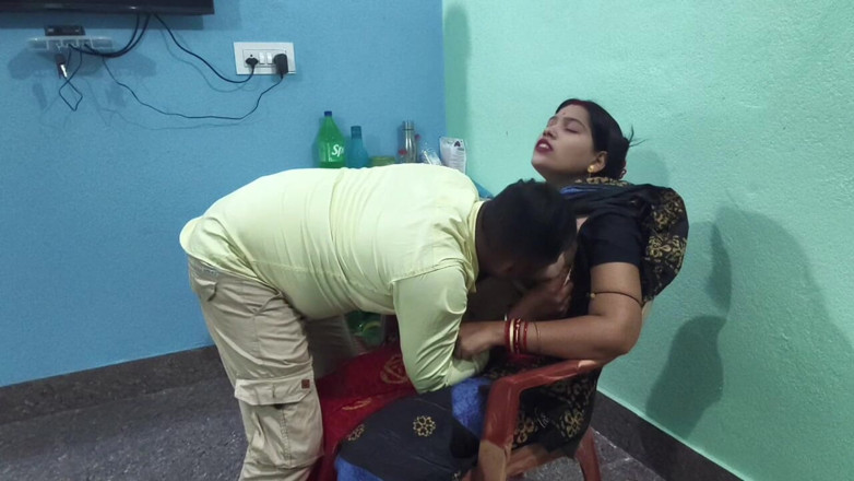 Sona bhabhi: Sexy indická milf služka manželka svádí a tvrdě šuká, desi sex...