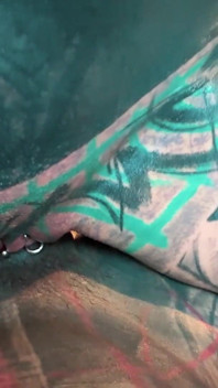 POV, une star du porno tatouée privée finit en creamipie dans sa chatte percée