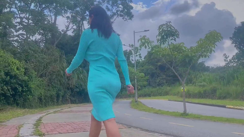 Jenifer Play: Vado a fare una passeggiata e un ragazzo della strada...
