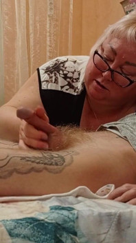 Přítelkyně s brýlemi saje mého ptáka až do mrdky