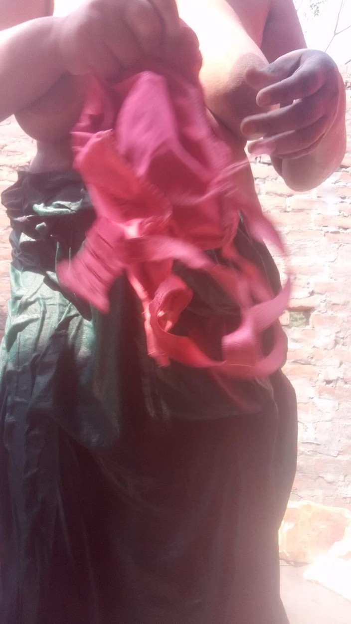 Sadia vabi: Bela universitária está fingaring em sua buceta