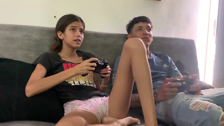 TUflacasex123: Bermain di rumah dengan adik tiri saya berakhir dengan kongkek