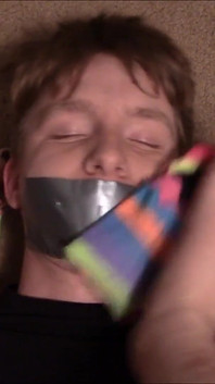 Teman lelaki yang mengintip bertukar menjadi hamba yang menghirup kaki