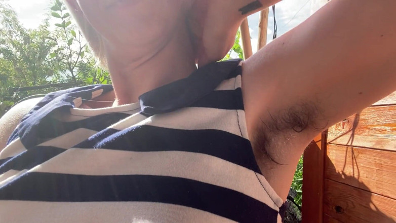 Cuteblonde666: Курит на улице, показывая мою волосатую киску