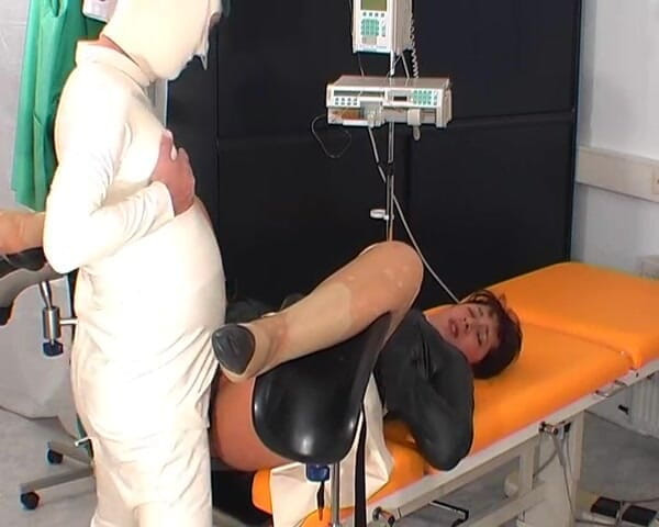 Rubber & Clinic Studio - 1ATOYS: Sodomie en caoutchouc dans l'clinique de caoutchouc
