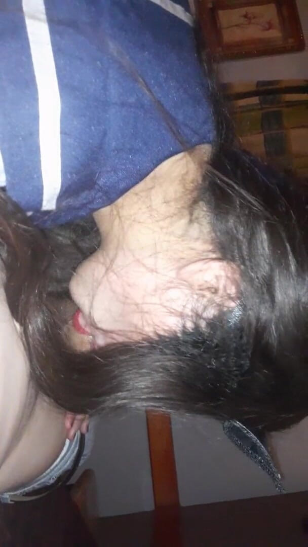Hernan1871: Chica universitaria lamiendo mis bolas
