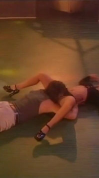 Weiche doppelpenetration mit abspritzen im mund für wunderbare retro-MILF