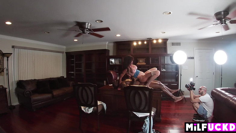 Milfuckd: Výkonný rekord společnosti přestávky v jejím novém umělci Bts