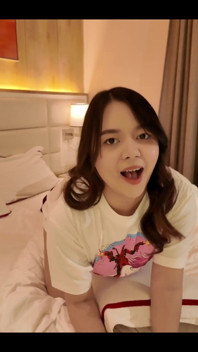 ชอบท่าทางที่ฉันอยู่ตรงนี้ไหม? นั่งคร่อมหน้าเธอแบบนี้ได้ไหม?