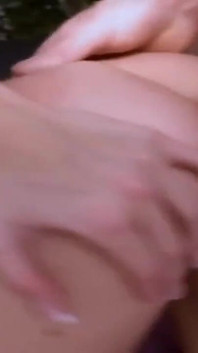 La calda MILF si scatena con due ragazzi contemporaneamente