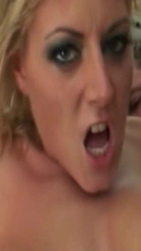 La milf bionda dai seni grandi velicity con la figa pelosa viene inculata bollente