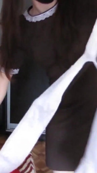 Prepararsi per la festa cosplay hardcore. Ti piace il mio aspetto da porcellina in uniforme?