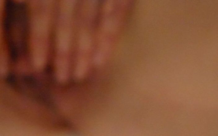 deep keely: Flickvän kikar med spridd fitta i närbild