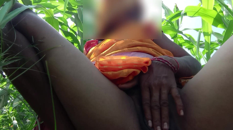 Treblsex: Hermanastra se sienta en el campo de bajra india y...